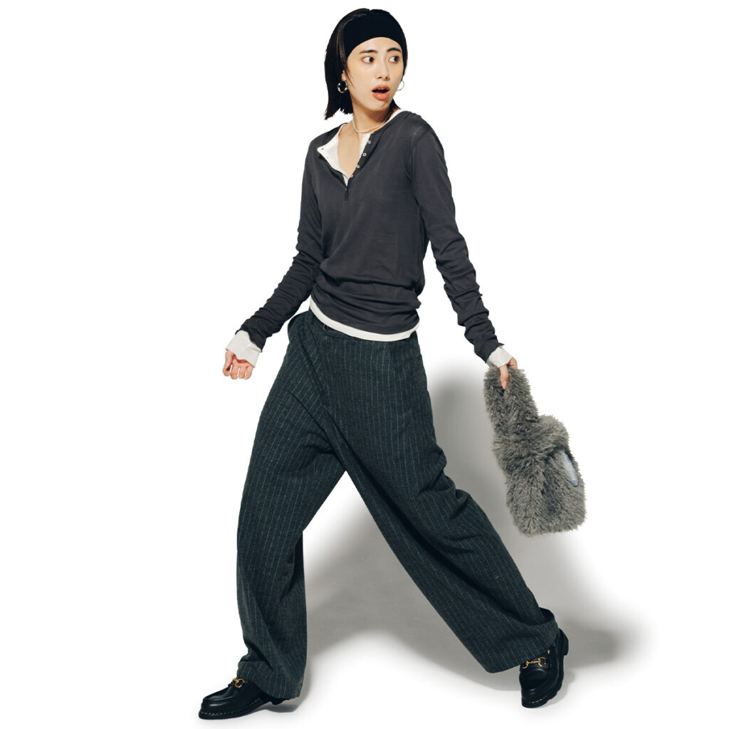 ルーズシルエットワイドパンツとピタッとトップスの2枚重ねコーデ