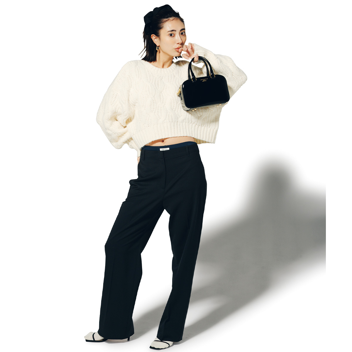 ミドルライズスラックスと白ニットのモノトーンコーデ