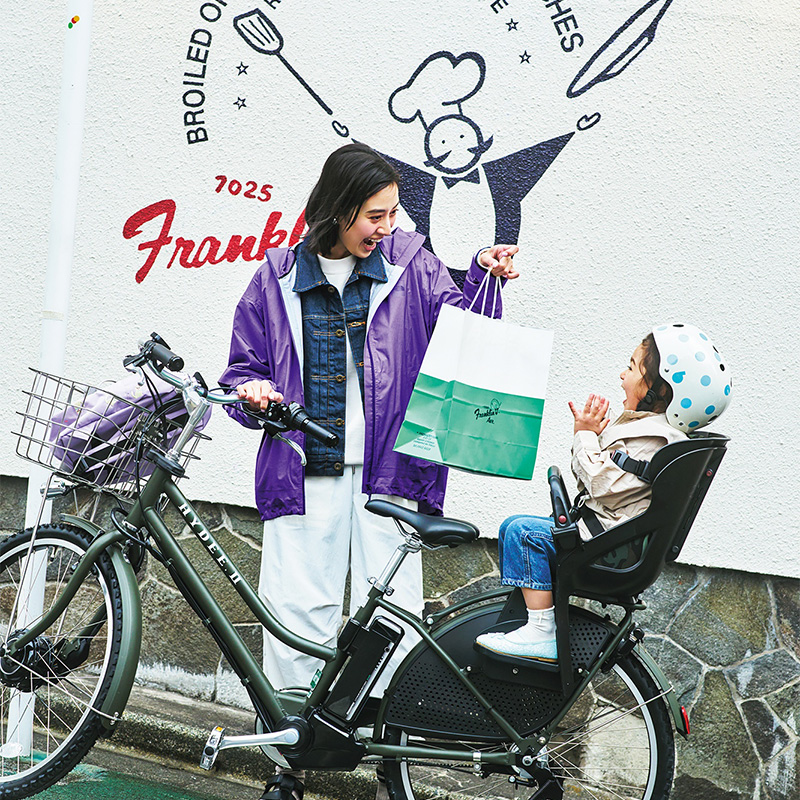 Gジャン×シャカ系ブルゾン×パンツで自転車を押している岡本あずささん