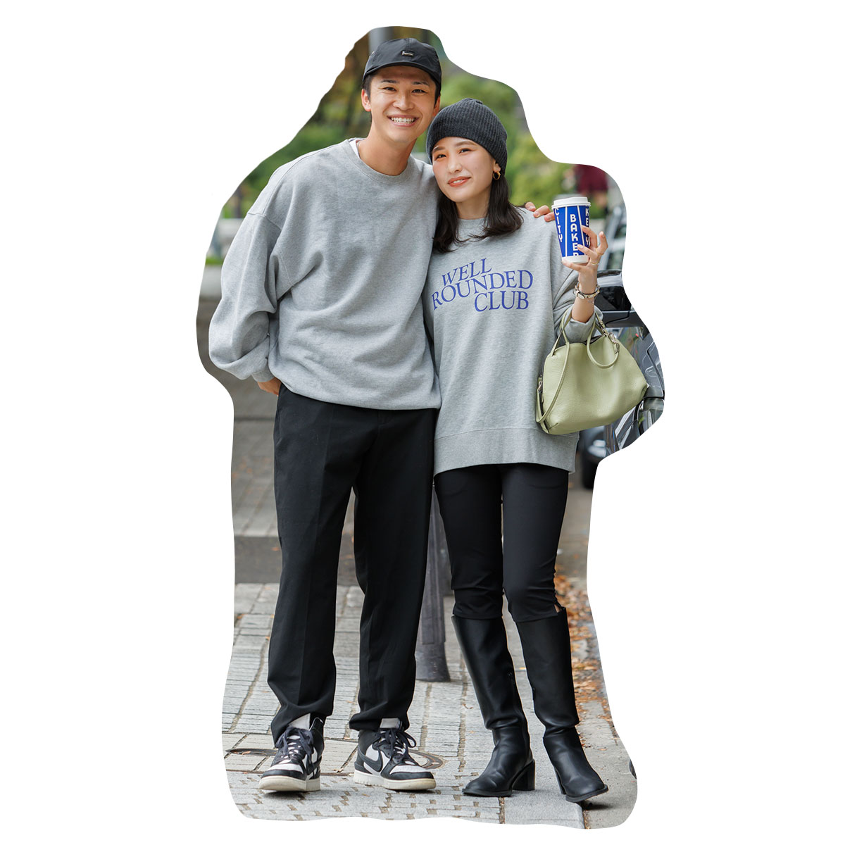 スウェットと黒パンツのリンクコーデ,ドライブコーデ