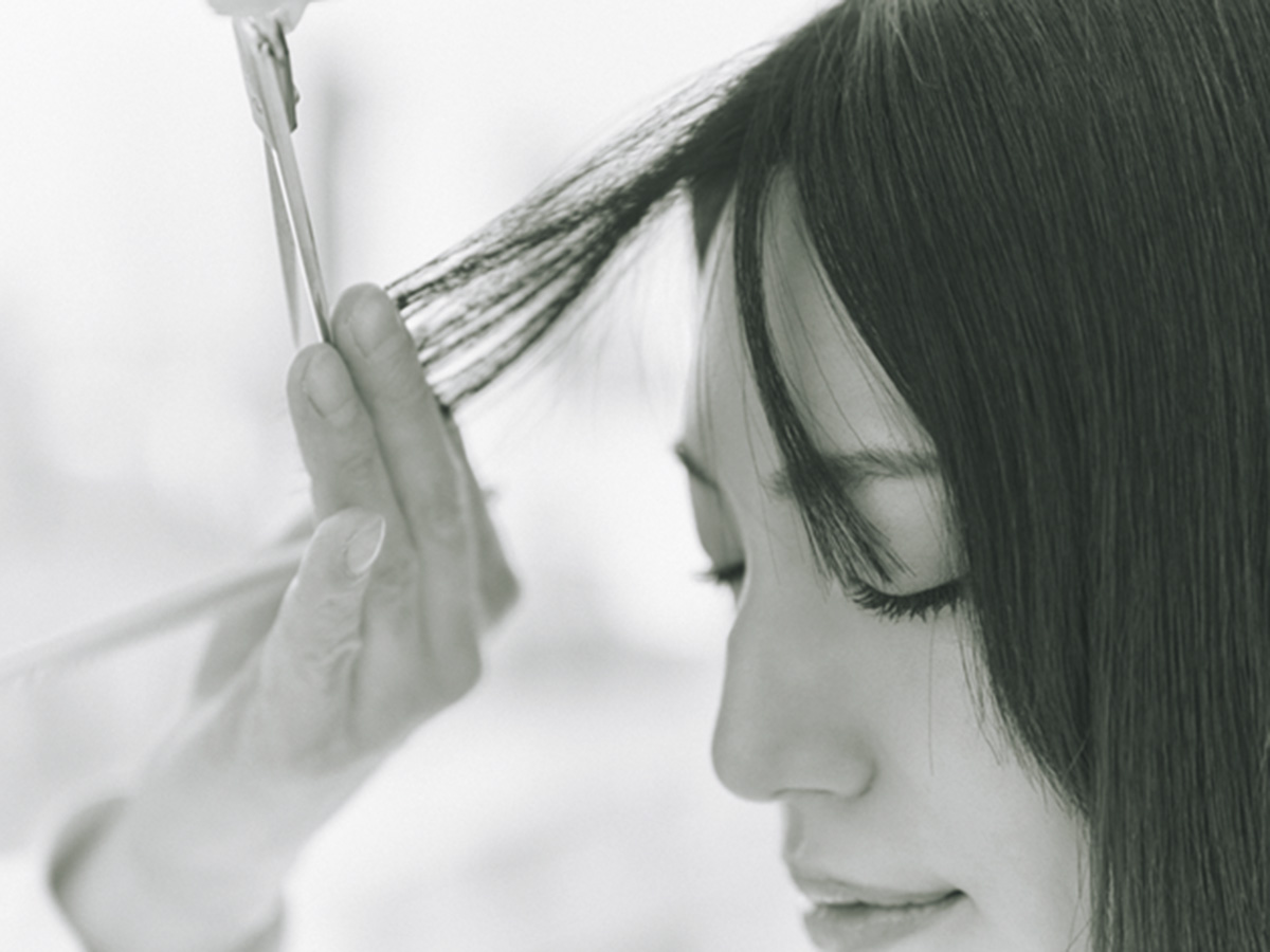 ヘアカット中の芹名さん