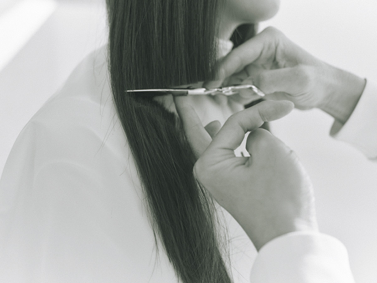 ヘアカット中の芹名さん