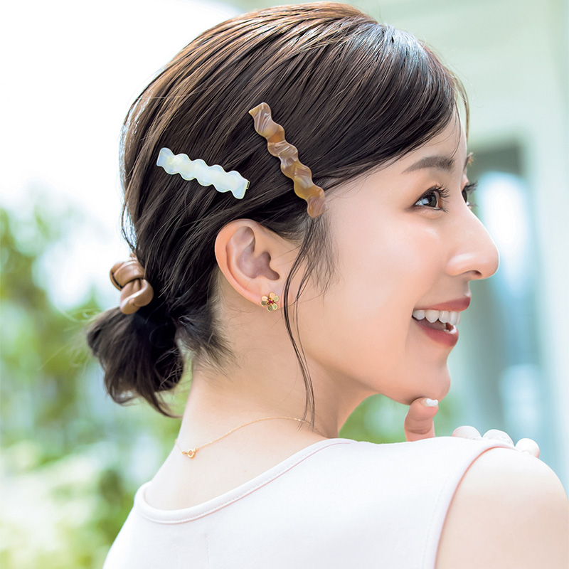 甘めヘアアクセをオシャレに効かせたボブのまとめヘア