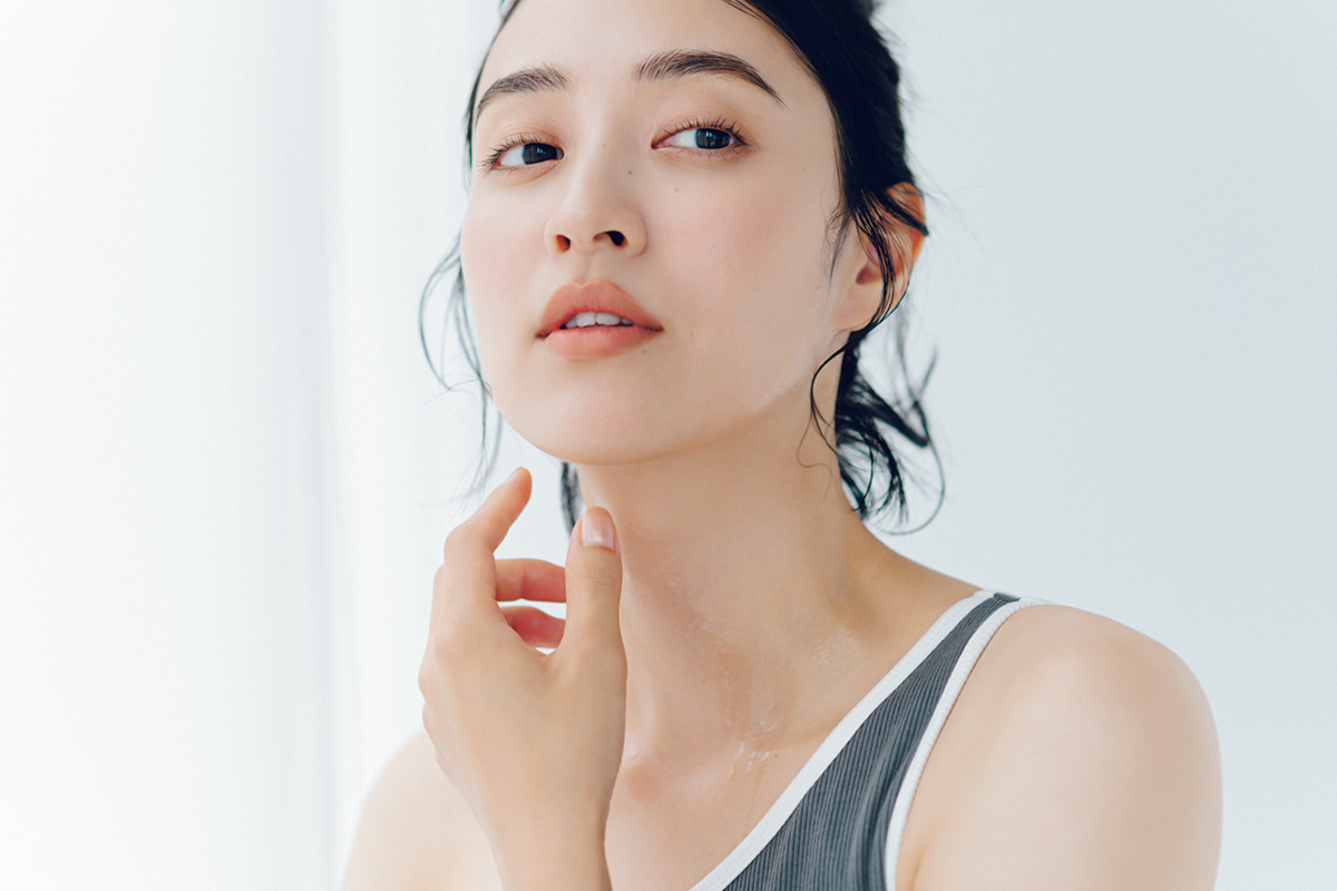 汗をかく女性のイメージカット