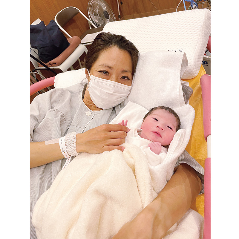出産直後の大滝麻未さんと長男