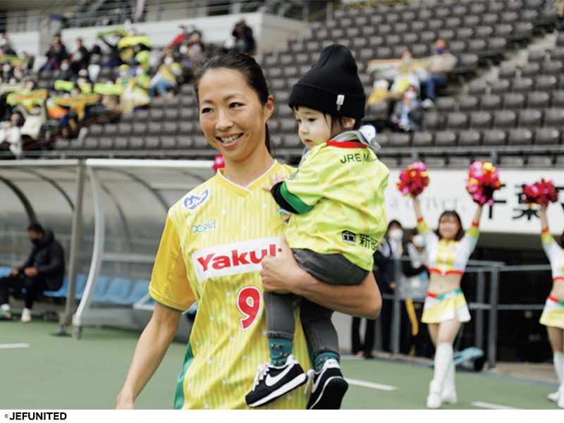 子どもを抱いてピッチに入場する元女子プロサッカー選手の大滝麻未さん