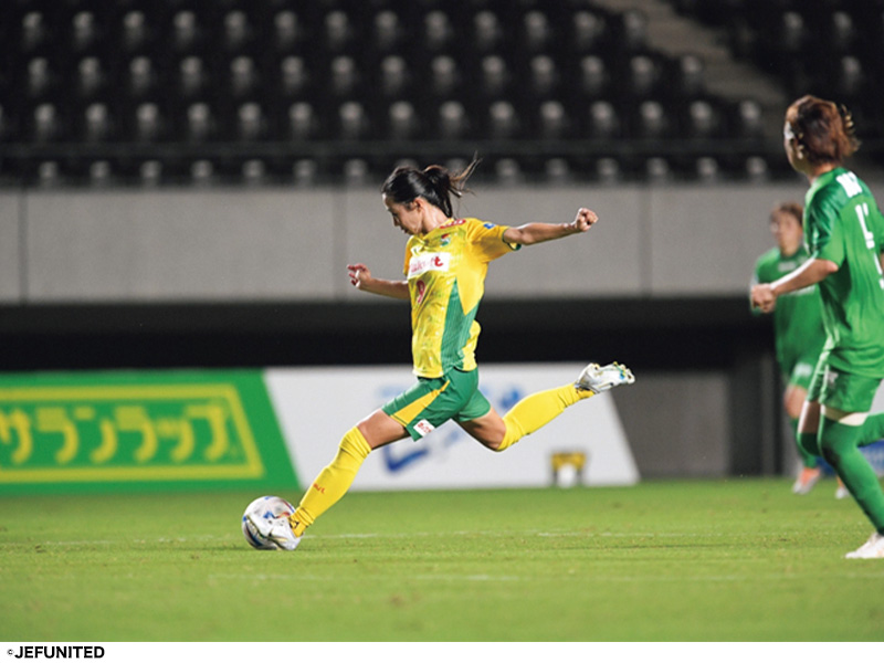 試合でプレーする元女子プロサッカー選手の大滝麻未さん