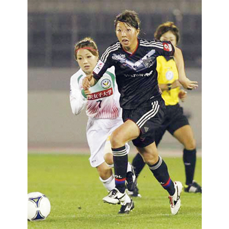 試合でプレーする大滝麻未さん