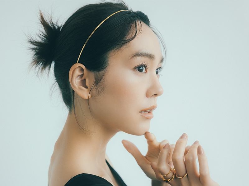 極細カチューシャのヘアアレンジをする桐谷美玲さん
