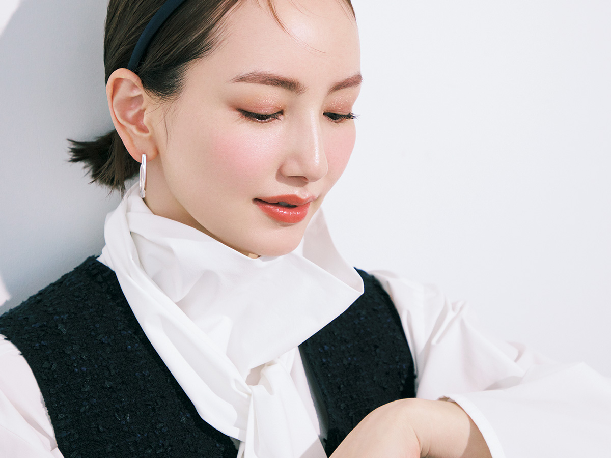 目を伏せた時も美しいブラウンのラメアイシャドウ