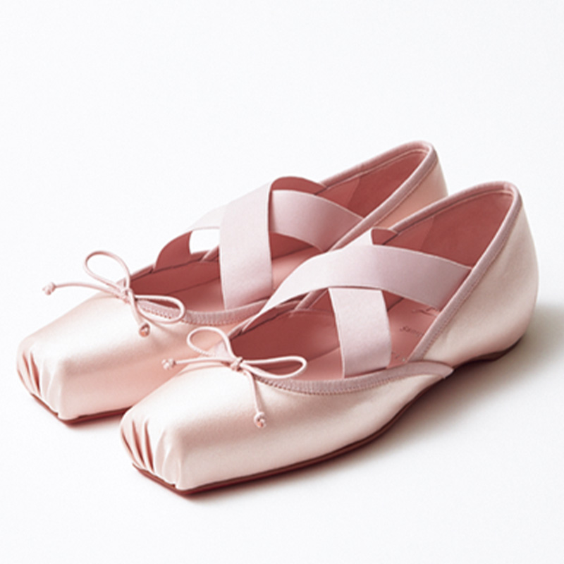 淡ピンクのクリスチャン ルブタンの新作バレエシューズ