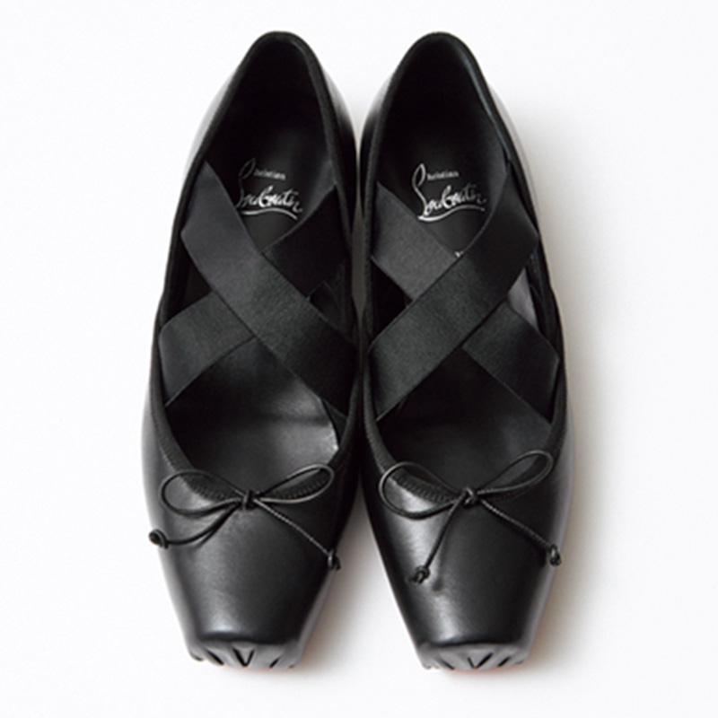 甲の部分でストラップがクロスするクリスチャン ルブタンのバレエシューズ