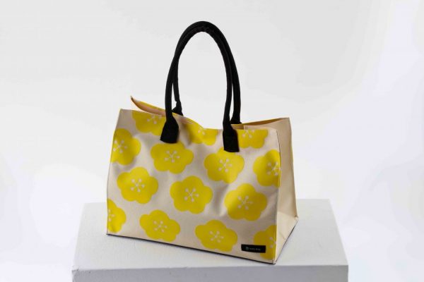 黄色の花柄バッグが自立しているところ。