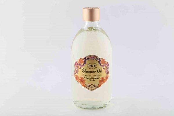 シャワーオイル パチュリ・ラベンダー・バニラ 300nL ￥2,750（SABON Japan）