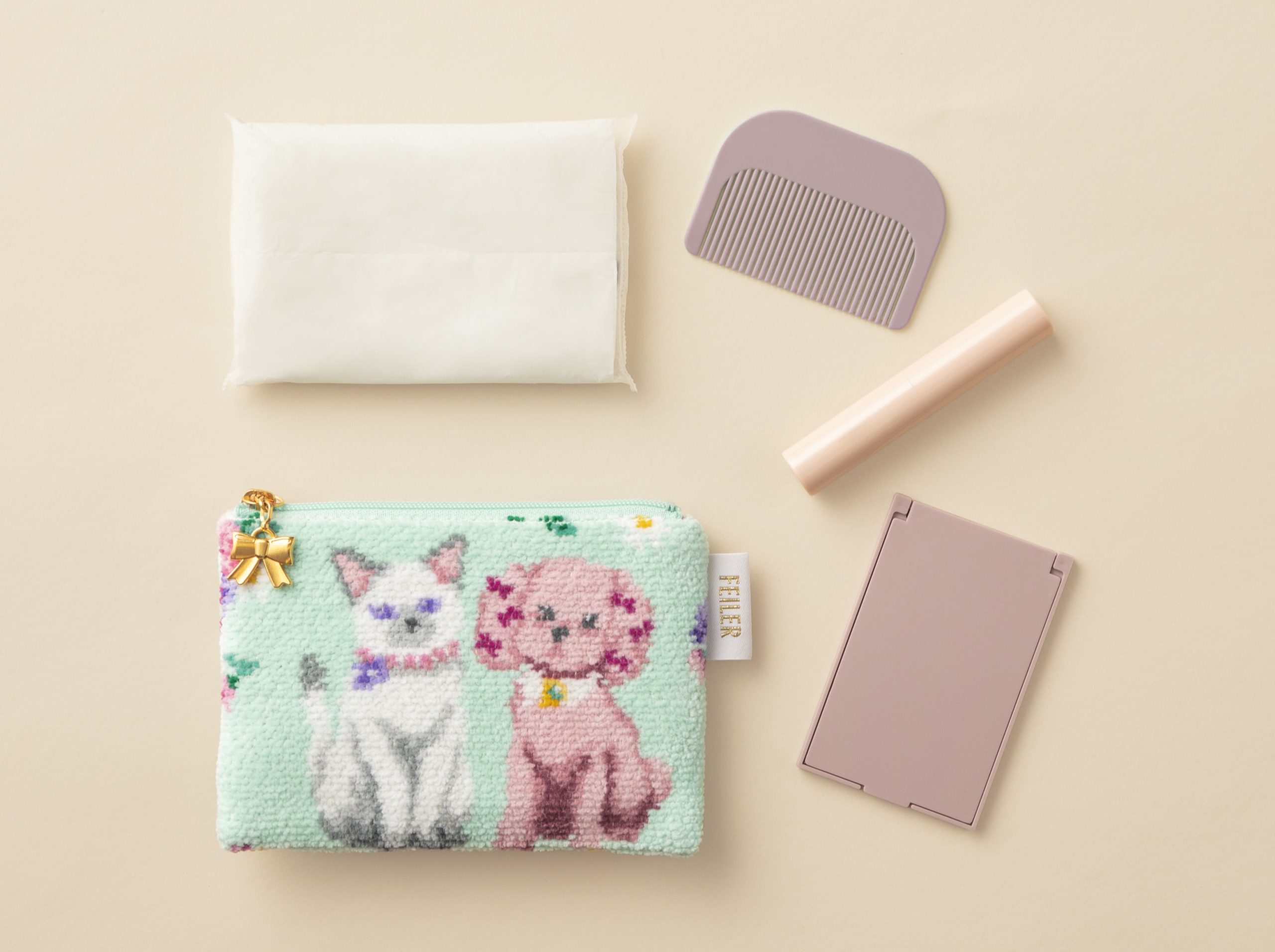 水色に犬と猫の柄のシュニール織のティッシュポーチと中身例（周囲にティッシュやコーム）