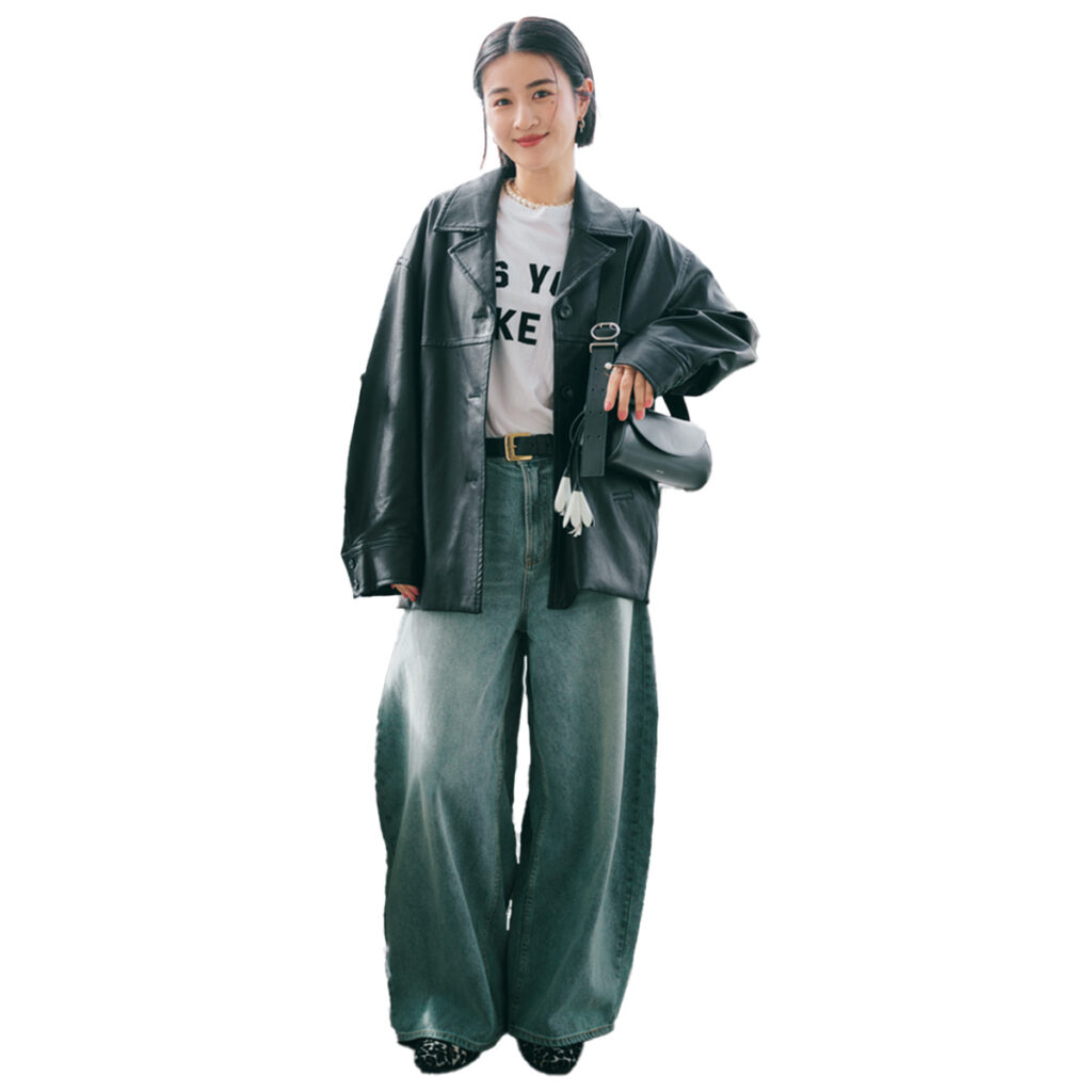 オーバーサイズのレザージャケットにワイドデニムのコーデ