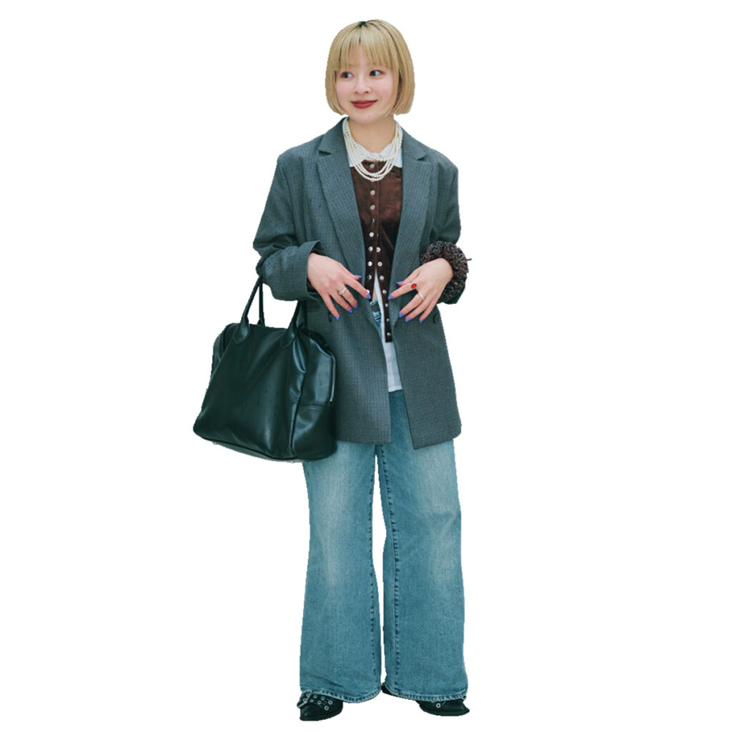 ロング丈ジャケットとデニムのコーデ