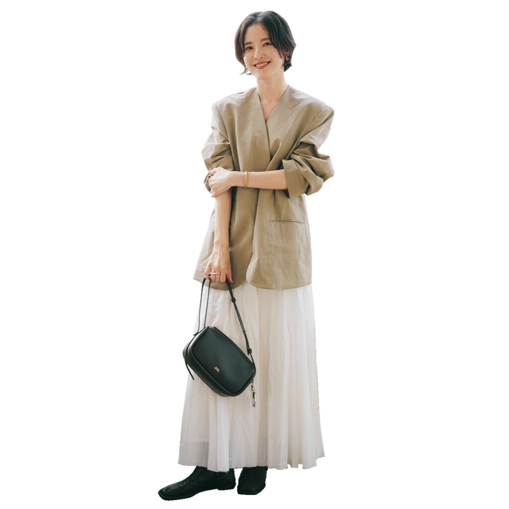 白のチュールスカートにベージュのジャケットのコーデ