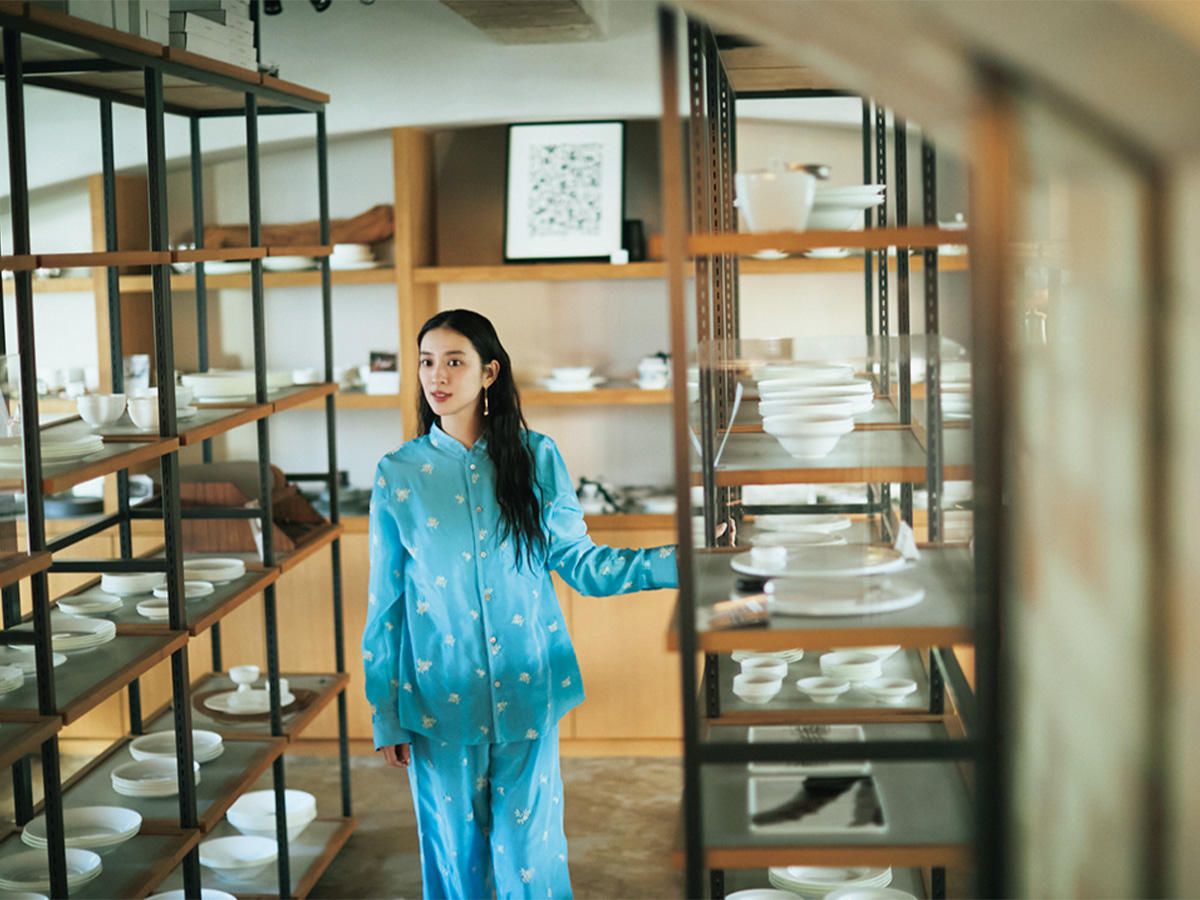 LOST AND FOUND TOKYO STOREで器を選ぶ武井咲さん