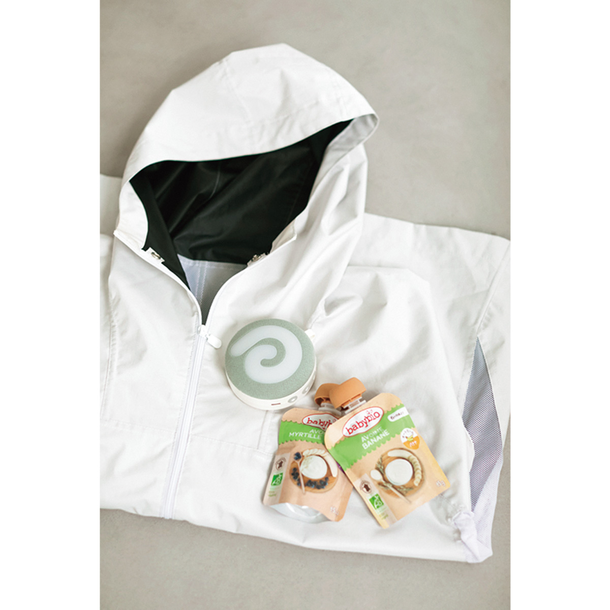 弘中綾香さんが愛用しているサンバリアのUVパーカとホワイトノイズが流れるスピーカーとオーガニックのオートミール