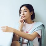 30代40代におすすめの先行乳液　コットンをつかって先行乳液でケアしているイメージ