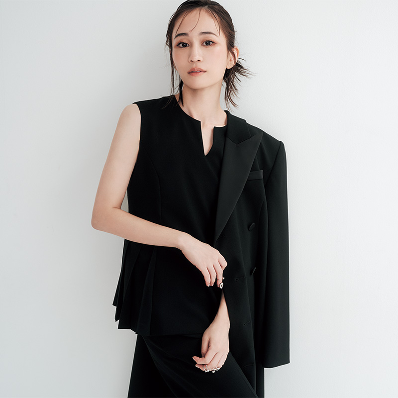 ADEAMの黒コーデをかっこよく着こなす前田敦子さん