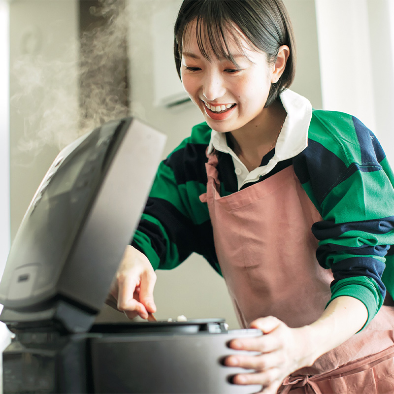 料理家の長谷川あかりさんが炊飯器のご飯をかき混ぜている様子