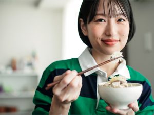 炊き込みごはんをそよったお茶碗を持つ料理家の長谷川あかりさん