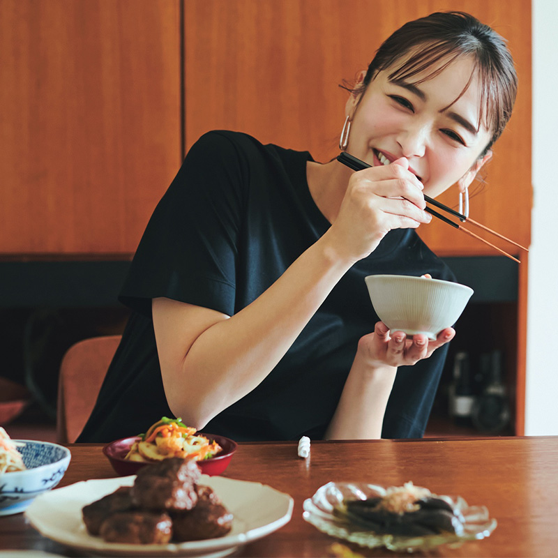 お茶碗を片手に持ち微笑む近藤千尋さん