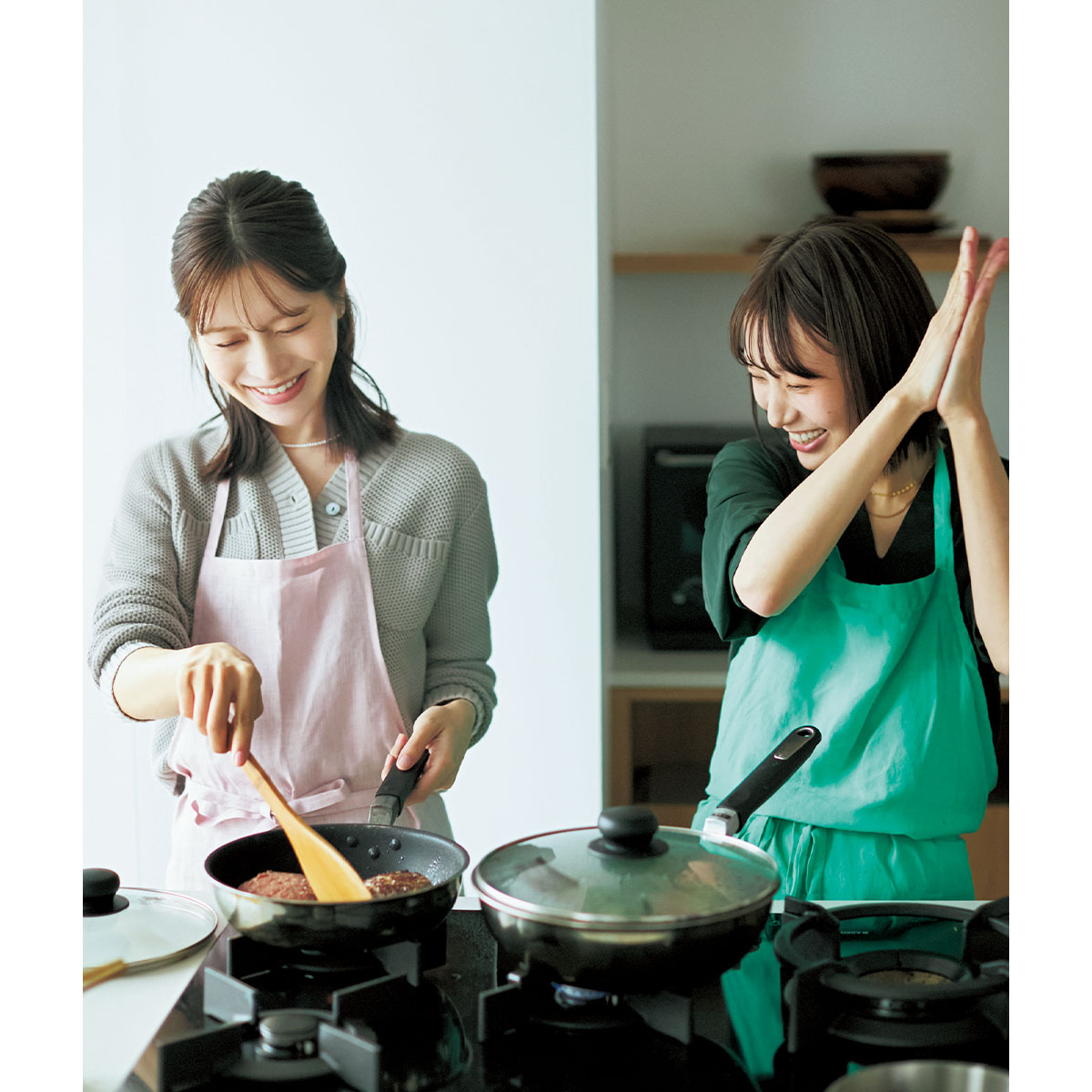 料理する楫真梨子さんと見守る長谷川あかりさん