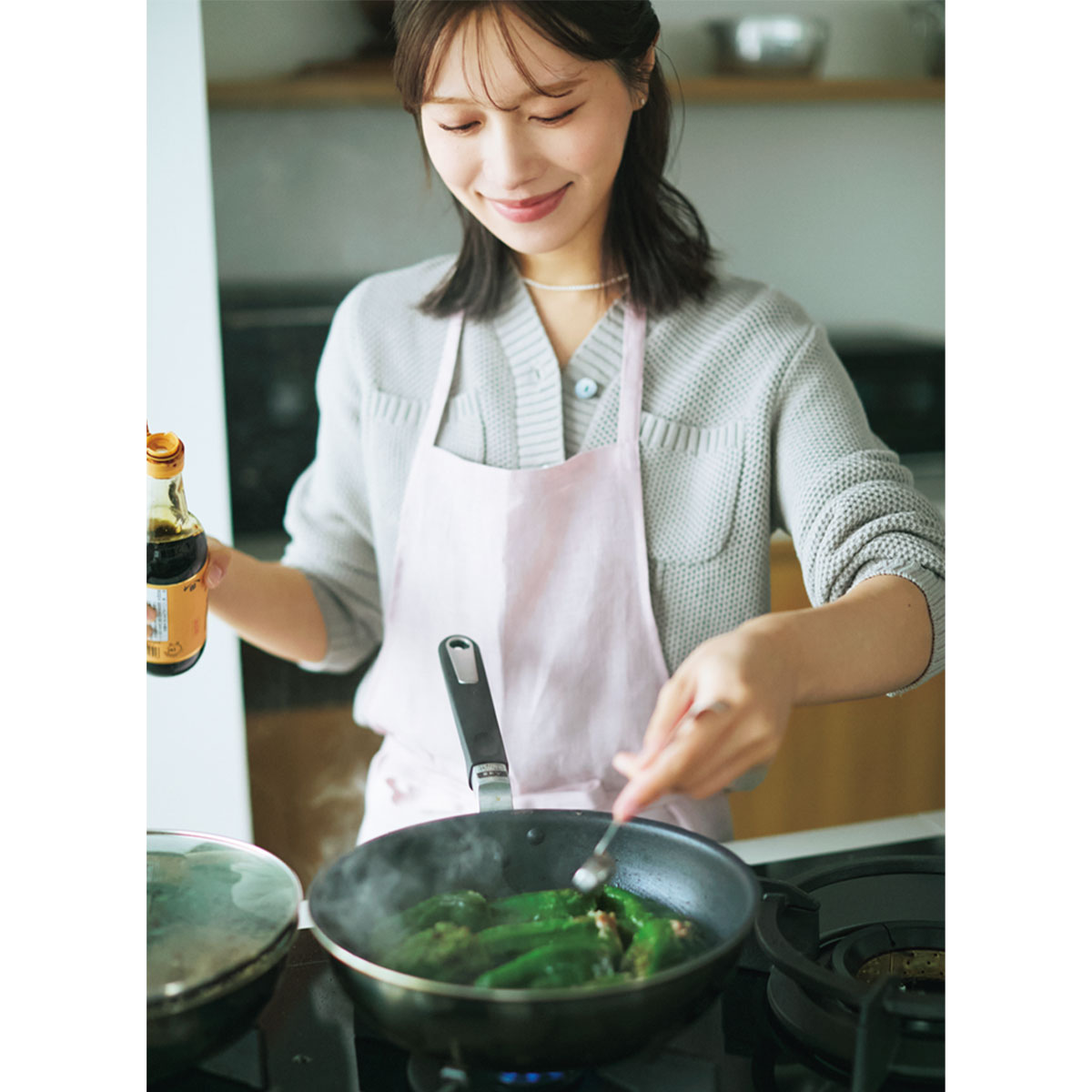 料理する楫真梨子さん