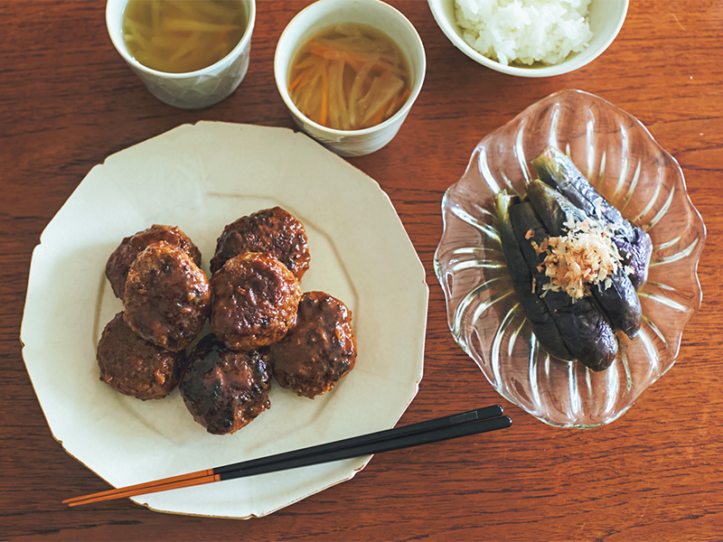 ハンバーグとナスを使った副菜とお味噌汁と白いご飯の献立