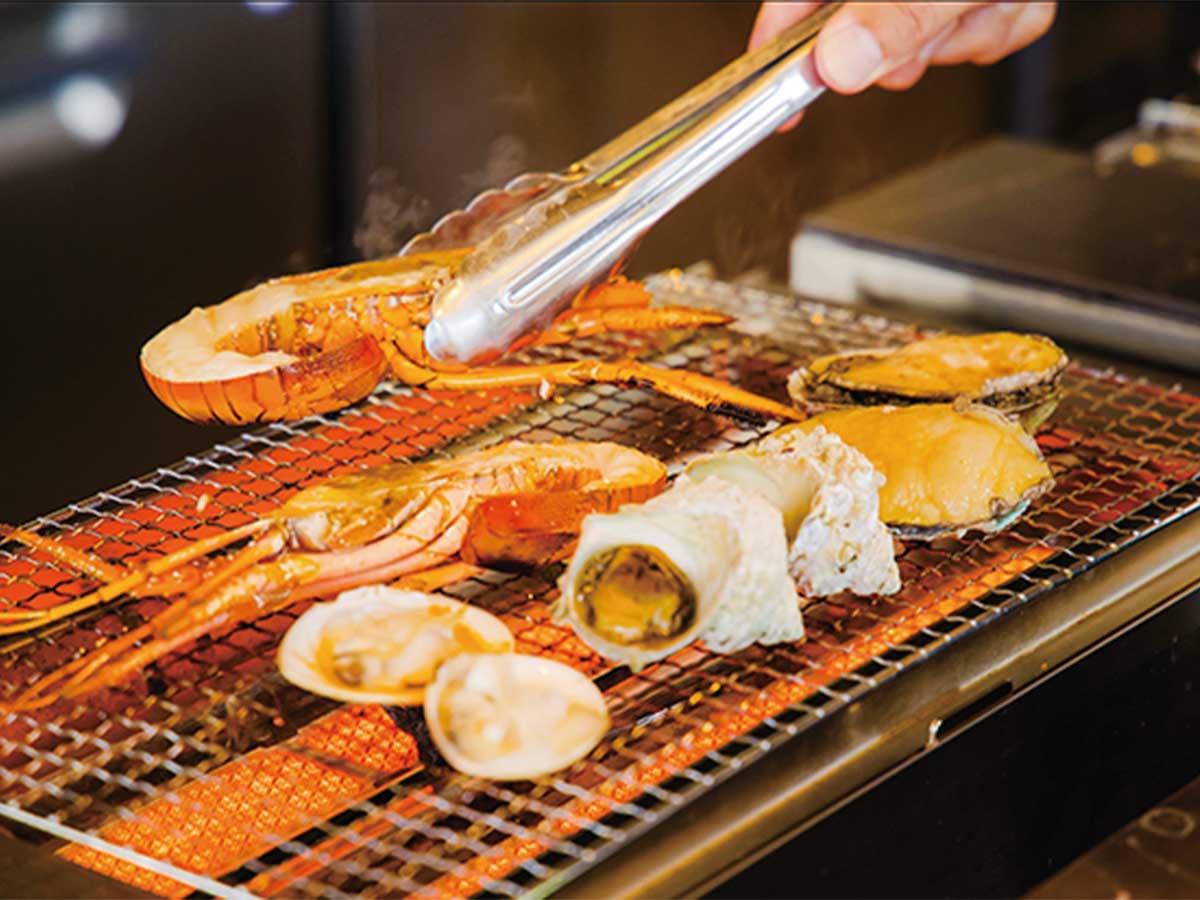 海鮮を焼く様子