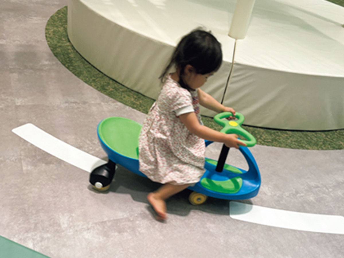 グランドメルキュール八ヶ岳リゾート＆スパ内で遊ぶ子ども