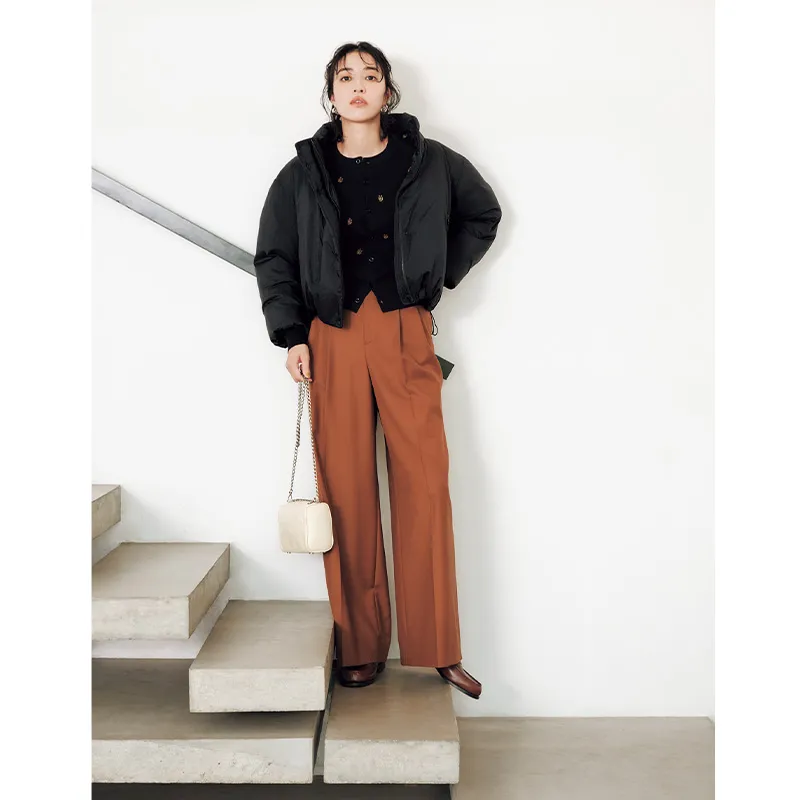 ブラウンのパンツに黒のショートダウンのコーデ