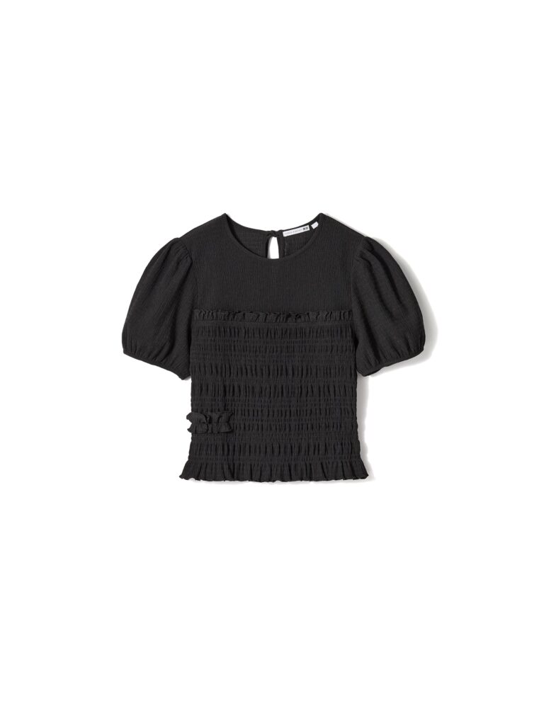 シャーリングとフリル、ボリュームスリーブの効いた黒のTシャツ