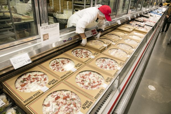 コストコのピザが倉庫店内にずらりと並ぶ様子