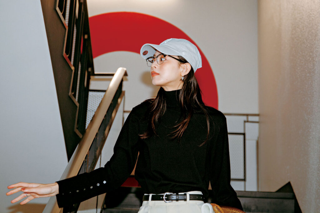 黒タートルに白パンツのコーデ