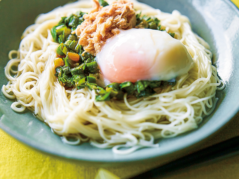 ツナ缶と卵とネギをトッピングして焼き肉のタレで和える素麺アレンジ