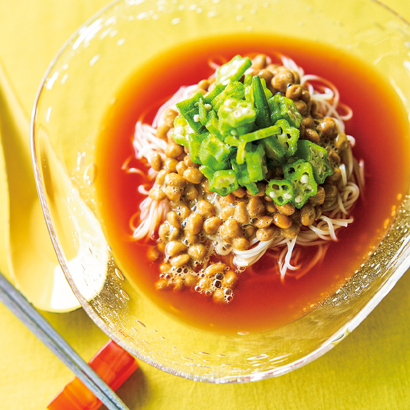 納豆とおくらをトッピングしてトマトジュースでスープにした素麺