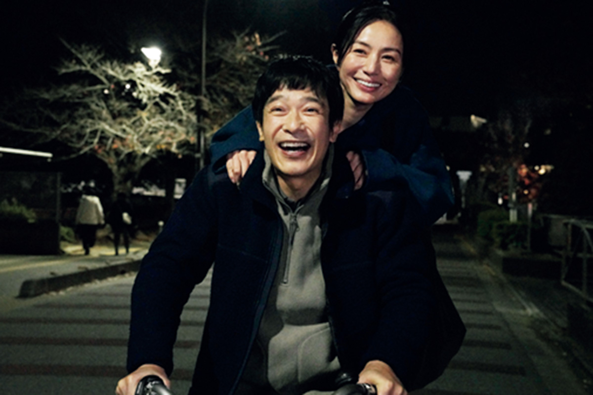 映画『平場の月』に出演する堺雅人さんと井川遥さん