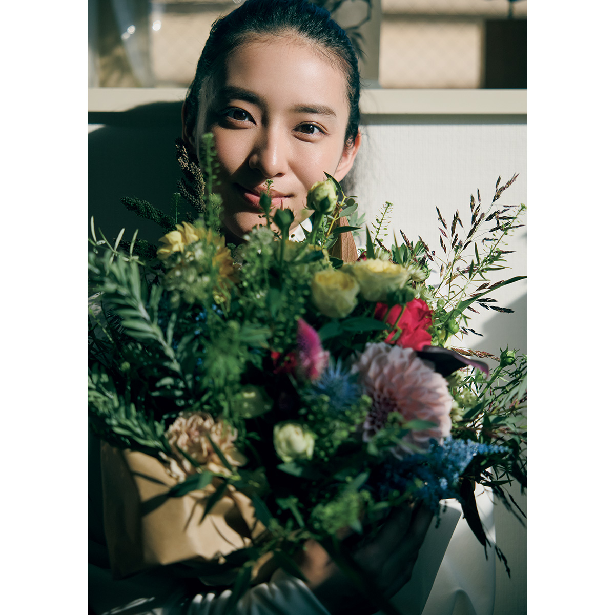 花束を抱える武井咲さん