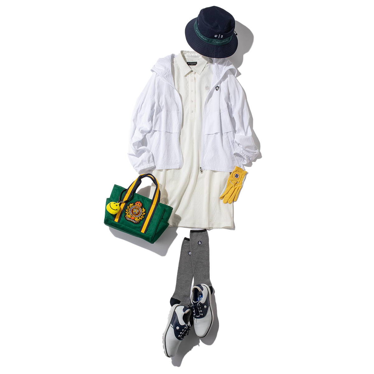 白のワンピースに白のUVカットブルゾンのワントーンゴルフコーデ