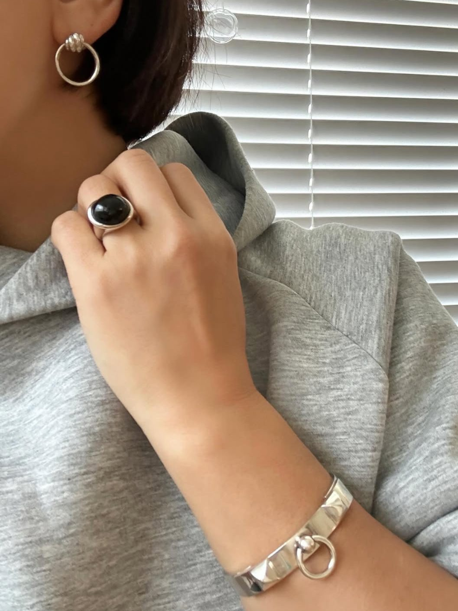 DoDoのピアス。リングはティファニー 、バングルはエルメス