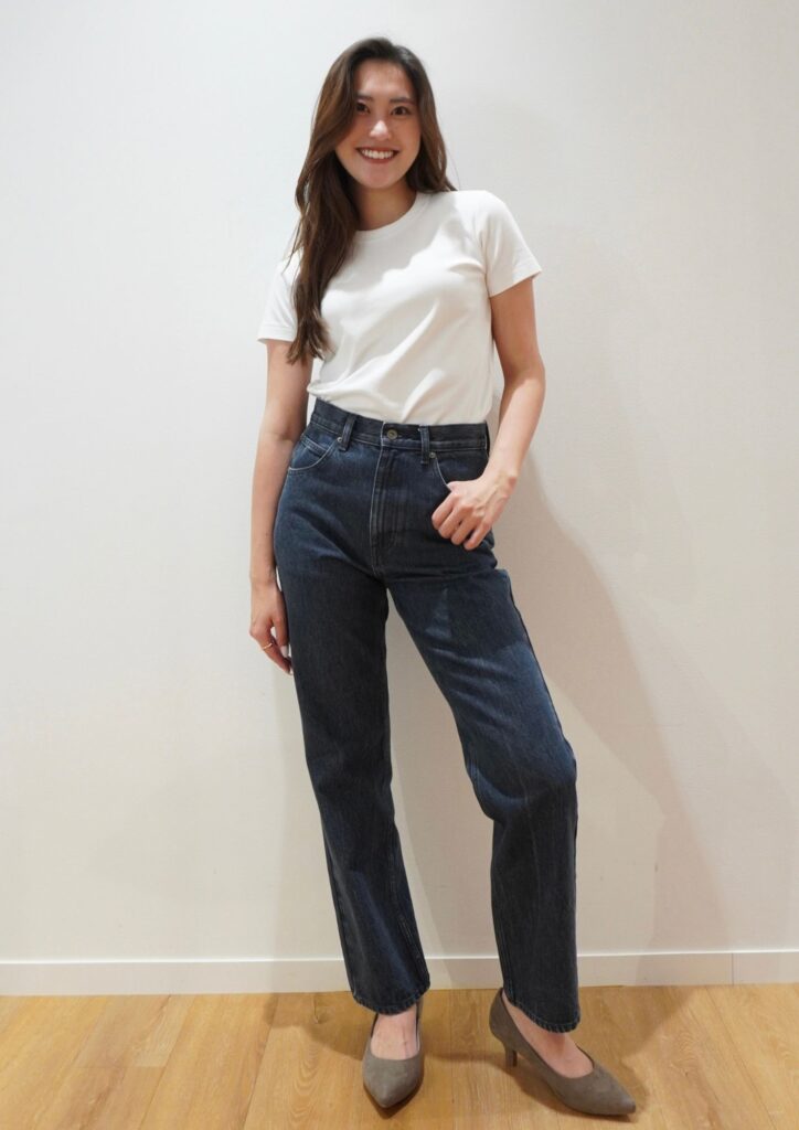 ユニクロユーの新作ブルーデニムパンツとTシャツコーデ