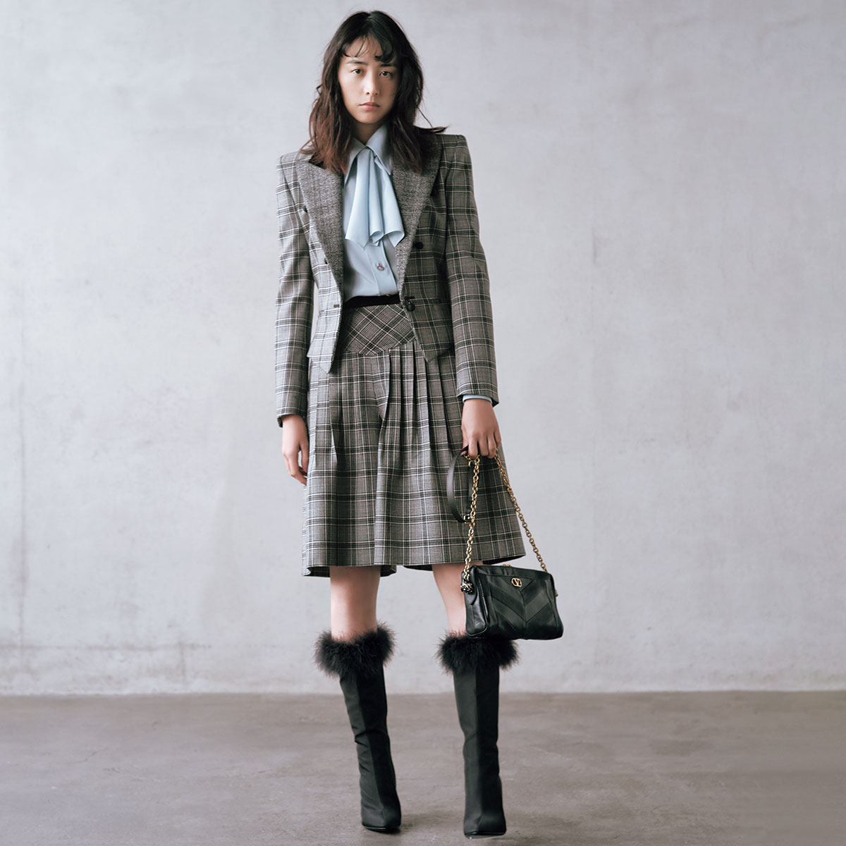 チェックのハーフパンツとジャケットにブーツのコーデ