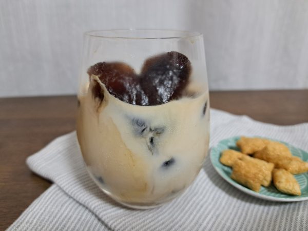 ハート氷の入ったカフェオレ