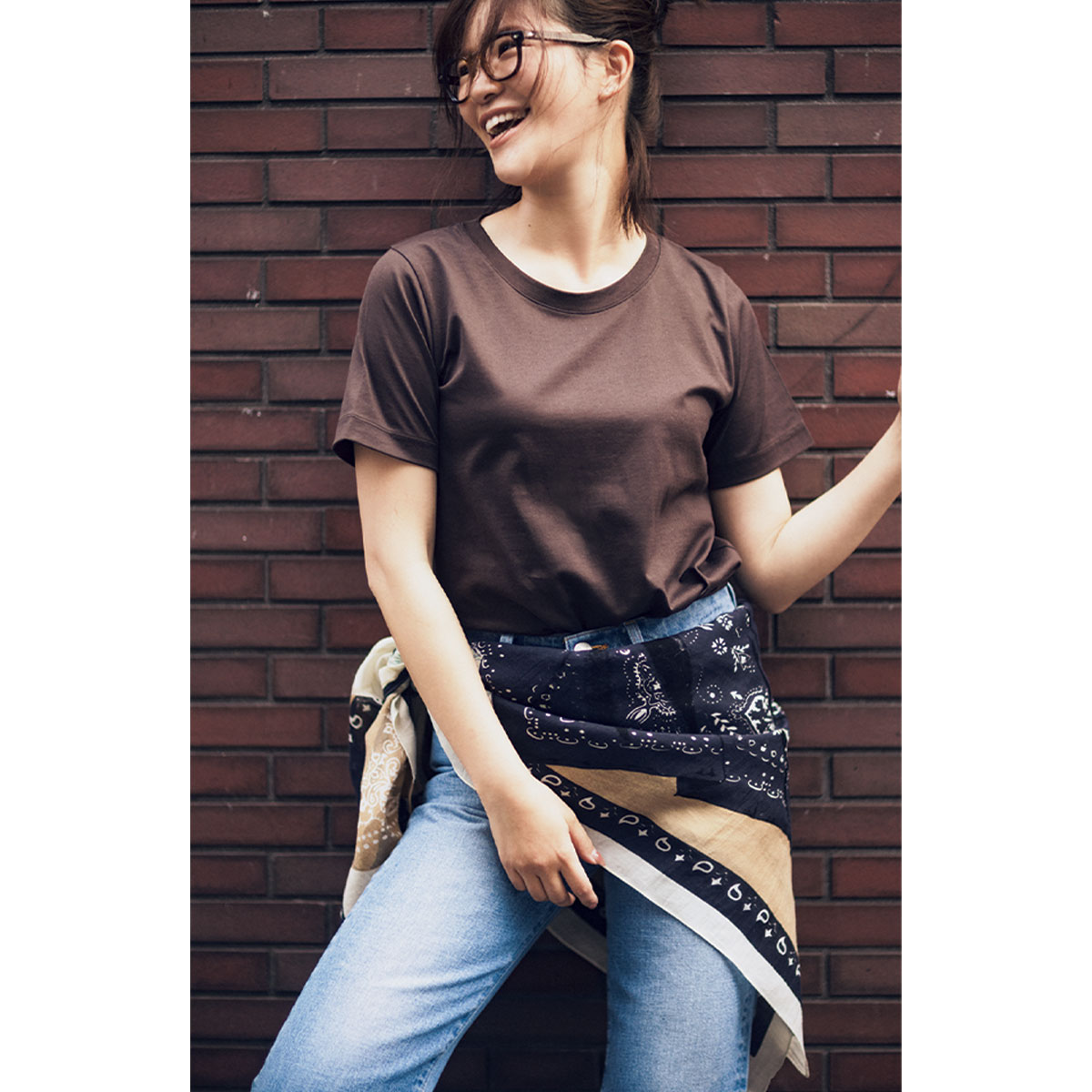 Tシャツとデニムにマニプリの柄スカーフを腰に巻いたコーデ