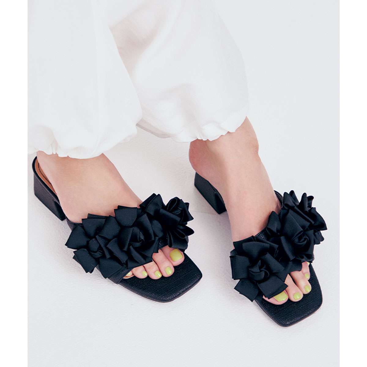 HANAE MORI×HIMIKOのサテンフリルサンダル
