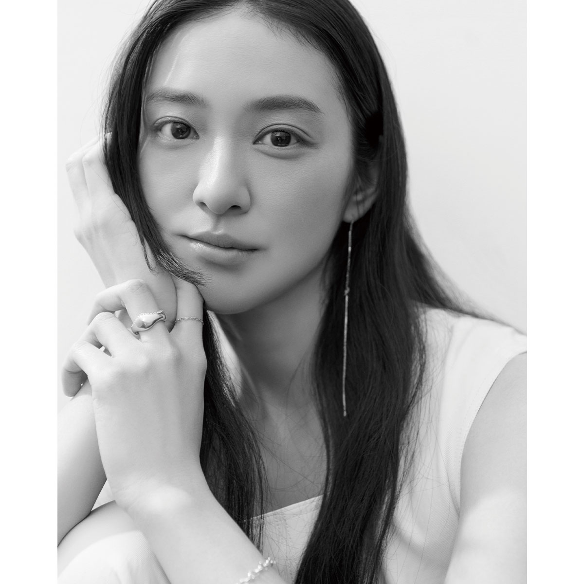 セルヴォークのミュートカラーのリップをつけた武井咲さん